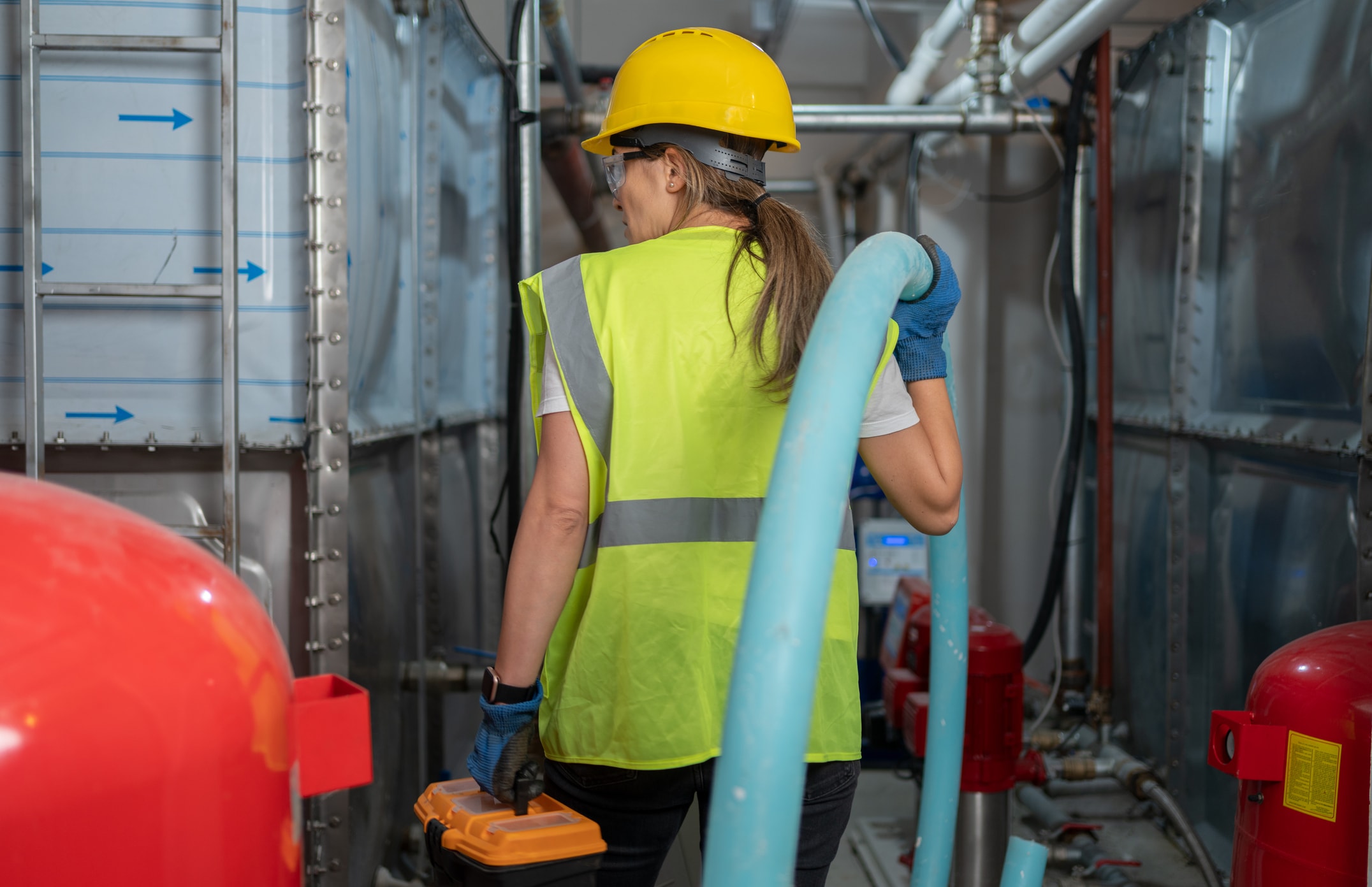 Une femme effectuant des rénovations dans un sous-sol après une inondation