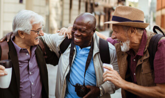 Trois hommes âgés explorant une ville